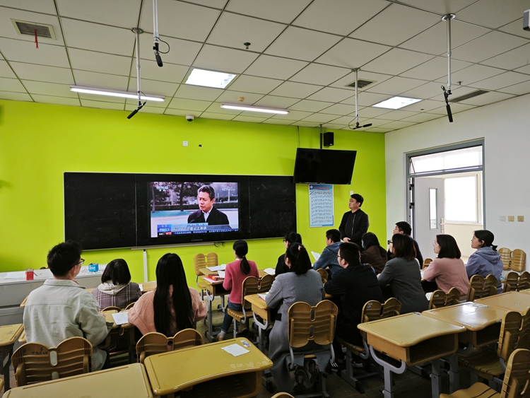 7集体观看视频《八项规定出台 开启党风激浊扬清之变》